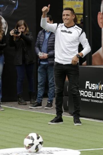 Alexis Sánchez estuvo en un evento en Plaza Italia.