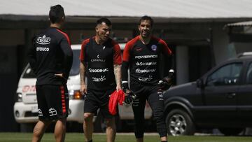 La rara coincidencia del torneo local con los duelos de la Roja