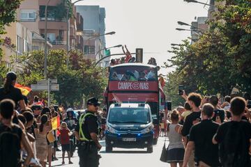 Las jugadoras de la Selección saludan a los aficionados durante el recorrido por las calles de Ibiza.