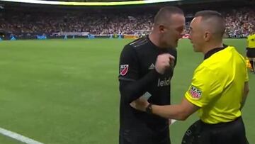 Da miedo si Rooney te grita así: Lo que aguantó el cuarto arbitro