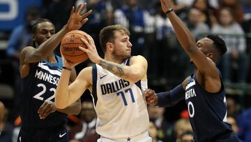 DALLAS, TX - OCTOBER 20: Luka Doncic #77 of the Dallas Mavericks is guarded by Andrew Wiggins #22 and Josh Okogie #20 of the Minnesota Timberwolves at American Airlines Center on October 20, 2018 in Dallas, Texas. NOTE TO USER: User expressly acknowledges and agrees that, by downloading and or using this photograph, User is consenting to the terms and conditions of the Getty Images License Agreement. Ronald Martinez/Getty Images/AFP
== FOR NEWSPAPERS, INTERNET, TELCOS & TELEVISION USE ONLY ==