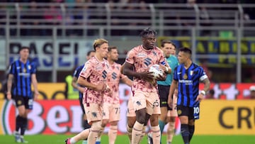 Soccer Football - Serie A - Inter Milan v Torino - San Siro, Milan, Italy - October 5, 2024 Torino's Duvan Zapata celebrates scoring their first goal REUTERS/Daniele Mascolo