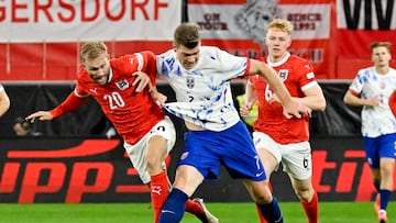 Sorloth pelea un balón con Laimer.