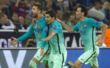 Gerard Piqué, Luis Suárez y Busquets celebrando el gol 1-2


