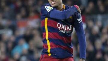 Neymar, ante el Sevilla, doliéndose del hombro.