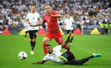 Jerome Boateng y Kamil Grosicki.