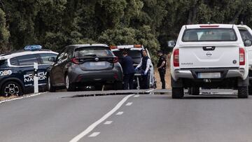 Agentes de la Policía Nacional trabaja en el lugar de los hechos, en el kilómetro 6 de la M-612, en la carretera de Fuencarral-El Pardo, a 4 de junio de 2024, en Madrid (España). El hombre que ha muerto hoy al mediodía en el distrito de Fuencarral es Borja Villacís, hermano de la exvicealcaldesa de Madrid. El varón de 41 años ha sido abatido por una persona desde un vehículo con una pistola del calibre 7,62, que le ha provocado varios tiros en la cabeza y en el tórax. Además, hay otra persona herida que se encontraba con el fallecido a las puertas del restaurante donde ha tenido lugar el suceso. El Grupo V de Homicidios y la policía científica se encuentran investigando los hechos.
04 JUNIO 2024;CRIMEN;DELITO;TIROTEO;CORTE;TRÁFICO;ACCESO;;PIXELADA
Alejandro Martínez Vélez / Europa Press
04/06/2024
