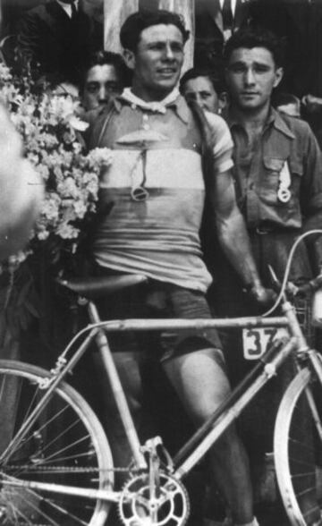 Se proclamó vencedor de la Vuelta a España en 1945, batiendo el récord de la prueba con un promedio de 27,240 kilómetros por hora, y superando al segundo clasificado, Julián Berrendero, con una ventaja de 30 minutos y 8 segundos.