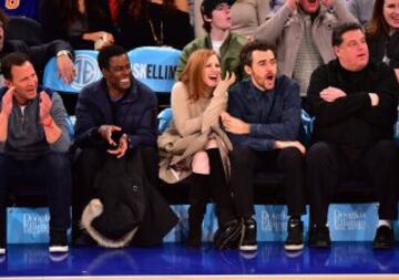 Chris Rock, Jessica Chastain, Gian Luca Passi de Preposulo y Steve Schirripa disfrutaron del partido Atlanta Hawks-New York Knicks en el Madison Square Garden.