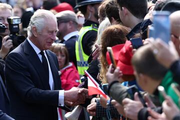 El Rey Carlos III y el Príncipe de Gales visitan por sorpresa a la gente que hace cola para entrar a la capilla ardiente de la reina Isabel II. A su llegada han sido aclamados por las personas que llevan horas esperando.