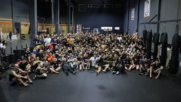Saenchai, leyenda del Muay Thai, posa junto con cerca de 200 pupilos durante su seminario en Madrid.