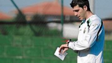 <b>MEZCLA. </b>Muñiz jugará mañana contra el Twente con un equipo donde alternará titulares y suplentes.