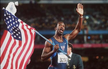 Corría como un pato, pero iba tan rápido como un tren de alta velocidad. Michael Johnson (Dallas, Texas, 1967) fue uno de esos atletas que quitaron significado a la palabra 'imposible'. Fue el primer hombre en ganar los 200 y los 400 metros en unos Mundiales (Gotemburgo 1995) y en unos Juegos (Atlanta 1996). Además, se proclamó campeón olípico de 4x400 en Barcelona 1992 y en 400 en Sídney 2000. El 'Expreso de Wako' logró el récord mundial de 400 en Sevilla en 1999 (43,18), una marca que duró hasta 2016 cuando la superó Van Niecker en Río. También batió el de 200 (19,32) en Atlanta. Tuvo que aparecer un tal Usain Bolt para desbancarle... Para la historia queda su capacidad para dominar el sprint largo del 200 y la agonía corta del 400. 