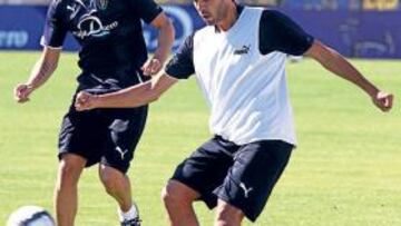 <b>ACERTADO. </b>Baraja, en la imagen en un entrenamiento junto a Asier, hizo buen partido en Almería.