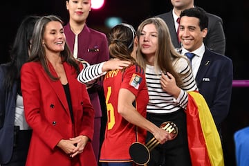 La reina Letizia observa la felicitación de su hija, la Infanta Sofía, a Aitana Bonmatí antes de levantar la Copa. 
 