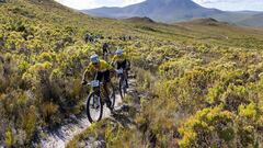 Nino Schurter y Andri Frischknecht, durante la segunda etapa de la Cape Epic 2023.