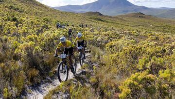 Nino Schurter y Andri Frischknecht, durante la segunda etapa de la Cape Epic 2023.