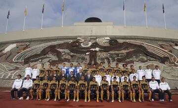 Esta es una de las fotos más bonitas y elegantes de las que tengamos memoria. Pumas se retrató con un fondo inmejorable: el mural "La Universidad, la familia mexicana, la paz y la juventud deportista”, obra de Diego Rivera, ubicado en el Estadio Olímpico Universitario.