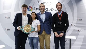 Miguel Ángel de Pablos, Joana Pastrana, Álvaro Gil-Casares y Pipe Gómez durante la presentación del combate de la madrileña.