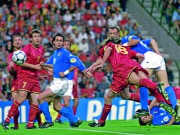 Italia arrasa sin forzar y Bélgica naufraga en casa. En la imagen Totti pone en ventaja a la selección 'azzurra' con un gran remate de cabeza.