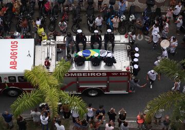 Vista general de los aficionados mientras el ata¨²d de la leyenda del f¨²tbol brasile?o Pel¨¦ es transportado por el departamento de bomberos hasta el cementerio.