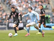 NEW YORK, NEW YORK - MARCH 22: Lionel Messi #10 of Inter Miami CF runs with the ball whilst under pressure from Aiden O'Neill #21 of New York City FC during the MLS match between New York City FC and Inter Miami CF at Yankee Stadium on March 22, 2026 in New York, New York. Sarah Stier/Getty Images/AFP (Photo by Sarah Stier / GETTY IMAGES NORTH AMERICA / Getty Images via AFP)