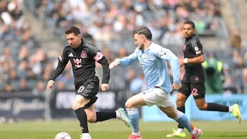 NEW YORK, NEW YORK - MARCH 22: Lionel Messi #10 of Inter Miami CF runs with the ball whilst under pressure from Aiden O'Neill #21 of New York City FC during the MLS match between New York City FC and Inter Miami CF at Yankee Stadium on March 22, 2026 in New York, New York. Sarah Stier/Getty Images/AFP (Photo by Sarah Stier / GETTY IMAGES NORTH AMERICA / Getty Images via AFP)