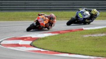 Márquez rueda por delante de Rossi en Sepang.