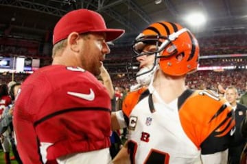 Carson Palmer y Andy Dalton saludándose después del partido.