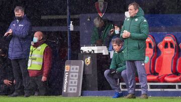 Pellegrini sentado en el banquillo.