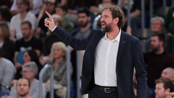 El entrenador del Barcelona, Roger Grimau, habla en la previa del partido de su equipo ante el Manresa en la 15ª jornada de la Liga Endesa 2023-24.