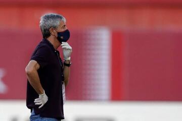 GRAF354. PALMA, 13/06/2020.- El entrenador del Barcelona, Quique Setién momentos antes del partido ante el Mallorca, de la jornada 28 de LaLiga que se disputa este sábado en el estadio Son Moix . EFE/JuanJo Martín