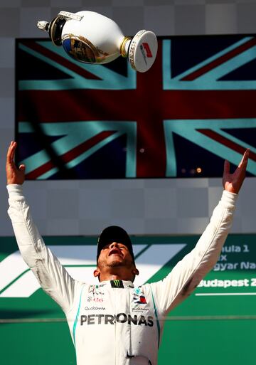 Lewis Hamilton celebrando su victoria en el Gran Premio de Hungría. 