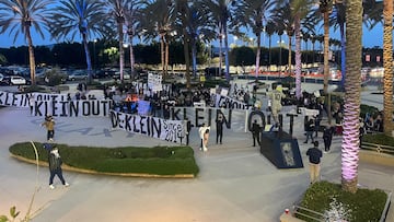 La afición de LA Galaxy pide la salida de Chris Klein