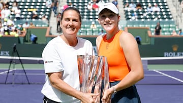 Mirra Andreeva sostiene el trofeo de campeona de Indian Wells junto con Conchita Martínez, su entrenadora.