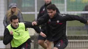 <b>AVANZA. </b>Raúl García conduce un balón en Tajonar.