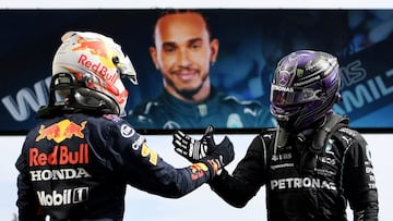 Verstappen y Hamilton se saludan tras la clasificaci&oacute;n de Montmel&oacute;.