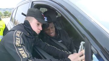 Vinicius paró en Valdebebas y se hizo fotos con algunos fans