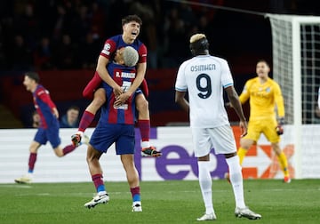 Partidazo del defensa central de la cantera del conjunto azulgrana. En la imagen, celebra con Ronald Araujo el tanto de Robert Lewandowski (3-1).