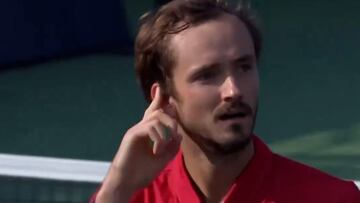 Tsitsipas le va a dar un pelotazo a Medvedev y el ruso hace esto: al griego se le cruzaron los cables