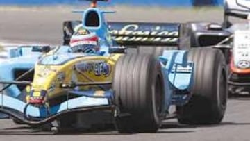 <b>DELANTE Y DETRÁS. </b>Esta imagen, con Raikkonen tras Fernando Alonso debe ser la que predomine en los seis últimos grandes premios de la temporada.