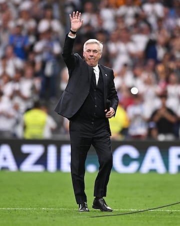 Emocionante despedida de la afición en el Bernabéu a Carlo Ancelotti.