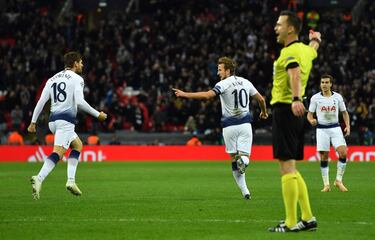 Por fin los primeros tres puntos cuando comenzaba la segunda vuelta. El PSV no pudo hacer nada ante los dos goles del capitán Kane, quien, esta vez, fue el que sacó rédito de los minutos finales. De Jong marcó en el minuto dos, pero el 9 se encargó de remontar el partido en el 78 y el 89. Se abrían las puertas de los octavos de final.