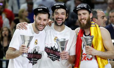 En 2015, el Real Madrid ganó la Euroliga en casa, en el Barclaycard Center (WiZink Center) de Madrid, rompiendo una sequía de más de 20 años sin ganar el máximo título continental. Fue un momento icónico: con Pablo Laso como entrenador, y jugadores como Sergio Llull, Rudy Fernández y Felipe Reyes, el equipo dominó a lo grande. Además, se logró el triplete histórico: Euroliga, Liga ACB y Copa del Rey.