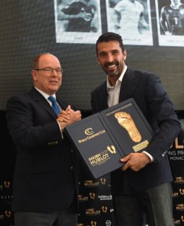 El Príncipe Alberto de Mónaco le entrega el galardón a Gianluigi Buffon.