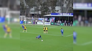 En el fútbol de Australia se vivió este insólito momento. Los jugadores de Avondale FC parecían tener una estrategia perfecta en un tiro libre, que terminó siendo burla a nivel mundial.