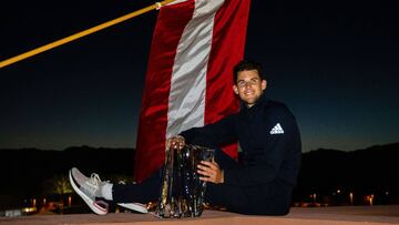 Dominic Thiem posa con el trofeo de campeón del BNP Paribas Open tras ganar en la final a Roger Federer en el Indian Wells Tennis Garden de Indian Wells, California.