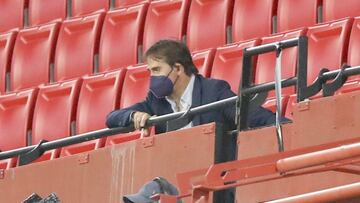 Lopetegui, viendo el Chelsea-Oporto en el S&aacute;nchez Pizju&aacute;n.