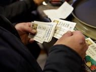 Agraciados con el ‘Primer Premio’ del Sorteo Extraordinario de El Niño 2024 correspondiente al número 94974 celebra su suerte en el bar O´Falangueiro, a 6 de enero de 2024, en Ourense, Galicia (España). El Sorteo de la Lotería del Niño se celebra en el Salón de Loterías y Apuestas del Estado mediante un sistema de bombos múltiples. Cuenta con una emisión de 55 series de 100.000 billetes cada una, que alcanza los 1.100 millones de euros, destinando el 70%, es decir, 770 millones de euros, a premios.
06 ENERO 2024
Rosa Veiga / Europa Press
06/01/2024