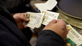 Tritura un décimo premiado de la Lotería del Niño, lo reconstruye y le entregan 15.000 euros